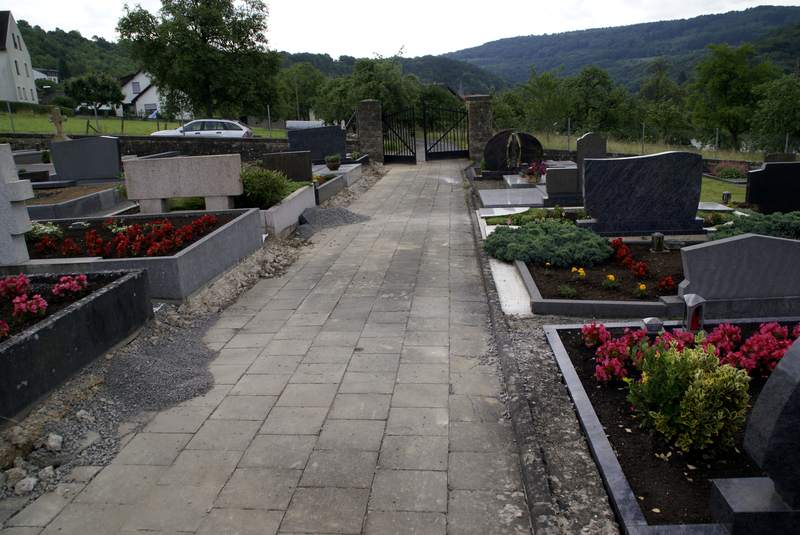 Unser Friedhof wird verschoenert 2008 Bild Nr.002